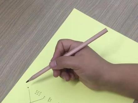 一年级小朋友如何用尺子画直线