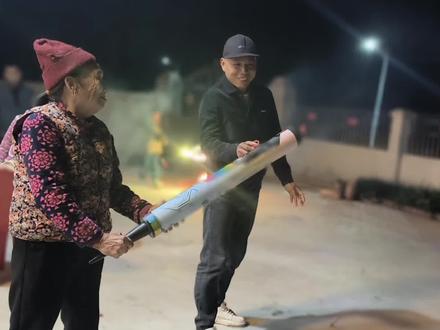 90岁奶奶手握加特林烟花,眼神比年轻人还亮✨夜色中绽放的不只是火花,是热爱与生命力!#民间实拍 #每个动作都是用汗水换来的