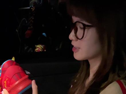 科比球鞋后跟最帅👀同意吗? 哈喽兄弟们,今天开箱的是科比8复刻的马年限定配色,这个配色是元年的配色,色调也非常的喜庆,兄弟们觉得颜值如何呢?#女友开箱日记 #科比 #科比8 #青年创作者成长计划