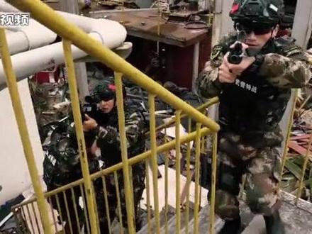 反恐行动一触即发,压迫感十足
近日,武警第二机动总队某支队围绕反恐怖袭击、排除爆炸物等课目展开演练。