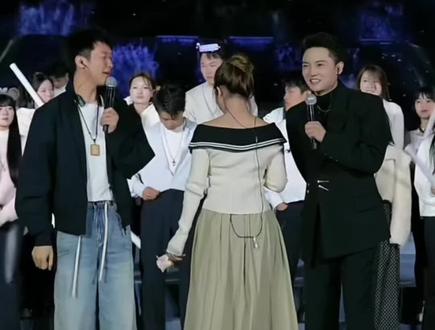 2026年3月24日20时许在贵州龙里高杰718追梦人直播现场,《高杰甜恬游子互对情歌(二)》!现场编歌,情真意切!节目效果,现场气氛热闹非凡!