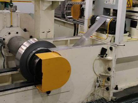 脱碳是钢在热处理过程中表面碳含量降低的现象。脱碳的实质就是钢中的碳原子在高温下与炉内气氛如氢或氧气发生反应生成甲烷或一氧化碳。
脱碳是在热处理过程中原子间相互扩散的结果,一方面是氧向钢内扩散;另一方面钢中的碳向外扩散。脱碳层只在脱碳速度超过氧化速度时才能形成。当氧化速度很大时,可以不发生明显的脱碳现象,即脱碳层产生后铁即被氧化而成氧化皮。因此,在氧化作用相对较弱的气氛中,可以形成较深的脱碳层。
钢的脱碳层包括全脱碳层和部分脱碳层(过渡层)两部分。部分脱碳层是指在全脱碳层之后到钢含碳量正常的组织处。在脱碳不严重的情况下,有时仅看到部分脱碳层而没有全脱碳层。
关于脱碳层深度可根据脱碳成分、组织及性能的变化,采用多种方法测定。实际热处理生产中以金相法测定钢的脱碳层最为普遍。
防止脱碳的对策主要有以下几方面:
1)工件加热时,尽可能地降低加热温度及在高温下的停留时间;合理地选择加热速度以缩短加热的总时间;
2)控制适当的加热气氛,使呈现中性或采用保护性气体加热;
3)热压力加工过程中,如果因为一些偶然因素使生产中断,应降低炉温以待生产恢复,如停顿时间很长,则应将坯料从炉内取出或随炉降温;
4)进行冷变形时尽可能地减少中间退火的次数及降低中间退火的温度,或者用软化回火代替高温退火。进行中间退火或软化回火时,加热应在保护介质中进行;
5)高温加热时,钢的表面利用覆盖物及涂料保护#生产车间现场 #生产车间忙碌的一天 以防止氧化和脱碳;
6)正确的热处理过程操作及增大工件的加工余量,以使脱碳层在加工时能完全去掉。