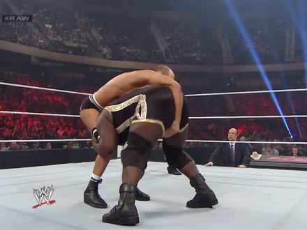 凯撒罗大战马克亨利,不愧是摔角界的力王,轻松拿下黑猩猩!