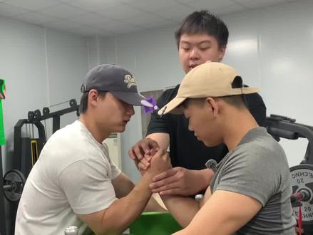 掰手腕断手,到底该如何避免#掰手腕 #骨折 #健身