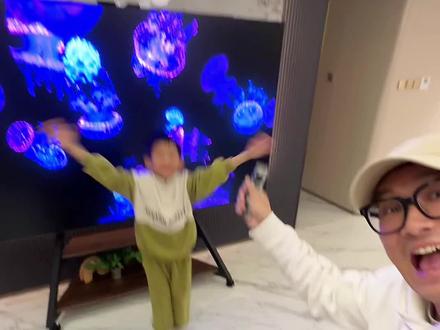 给你个宅在家里的新理由! 给你个宅在家里的新理由!拿98寸大电视刷手机是有多爽!#98寸大手机刷抖音有多爽 #周末去哪玩 #宅家宝藏 #周末遛娃去哪