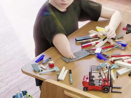 他用乐高积木制作了一个手臂