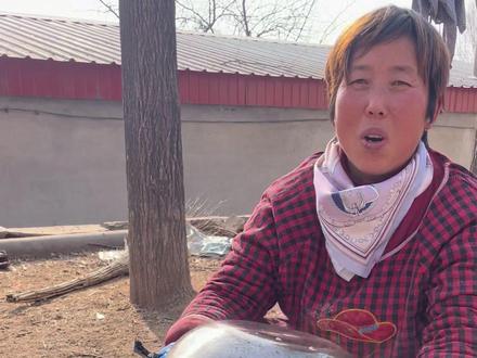 快过年了,大妮提前帮朋友清洗锅,焕然一新真干净#我的乡村生活