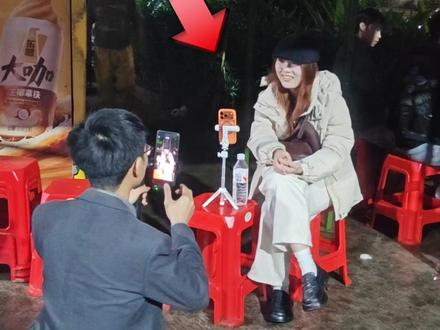 拍火烤鸡少年的小姐姐很意外~ 火爆全网的深圳烤鸡少年,听第一个拍他的小姐姐怎样说?#烤鸡少年 #少年烤鸡 #16岁烤鸡少年 #深圳街头炒粉藏着最戳心的温暖 #深圳巴仔 @dd今天吃啥 @少年烤鸡(小陈)