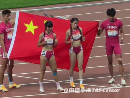 #2026第一届亚洲U23田径锦标赛 4x400米混合接力 决赛
中国队3:18.74(李一凡 蒋雨彤 叶宏翔 黄莹莹)夺银,四位选手都是第一次进国家队,虽然有遗憾但是表现并不差!由于比赛只有三支队伍,所以起跑点位和并道位置都有所差别,世界田联(World Athletics)《技术规则》当参赛队伍不超过4支(not more than four teams)时,应采用第一棒跑到第一个并道线(one bend)。
#田径 #田径中心 #比赛现场