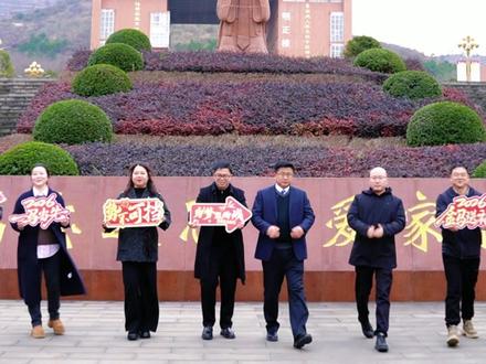金马昂首,新岁启封。愿我定中人,乘丙午之势,守正创新,实干担当,办好百姓家门之优校,绘就教育振兴之华章。且乘长风以此去,更立壮志在定中。谨祝诸君:新春康泰,阖家顺遂;事业精进,德业双馨!#新春快乐