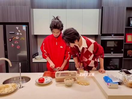 云旗真的是理想型爱人,又是夹菜又是喂孩子,实名羡慕#爱就是一起吃好多好多顿饭 #云旗#郝熠然 #过年