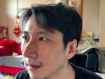 赛车周末09,WSSP捷克站,欢迎来到德比斯的“主场” #张雪机车 #德比斯 #WSSP
这条赛道的大直道末端需要从时速292刹到68,稍有不慎就是失误甚至冲出赛道。
这不但是技术的较量,更是勇气的考验。
