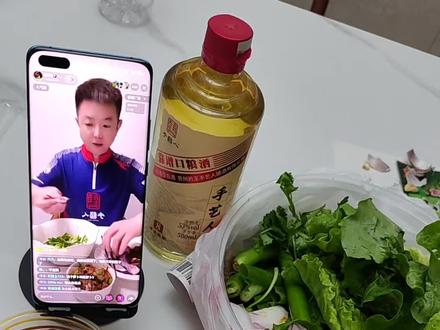 跟着摇摆大哥吃宵夜 这干豆腐卷饼,配上手艺人酒,香拽了。还是那句话,爱摇摆痴心不改,#摇摆台球 #手艺人酒 @摇摆哥🎱(带徒.划线) @摇摆哥助理(百冠训练日常) @摇摆哥助理