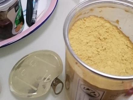 我在做在网上买的破壁松花粉真假的试验,因为我最近在一家卖破壁松花粉的养生馆听健康讲座,他们说验证真假松花粉的办法很简单的,就是倒上一杯纯净水,然后倒入松花粉,如果这松花粉很快就沉入水中那就说明是正宗的松花粉,如果是久久不沉入水中那就是假的松花粉,另外据专家说真正的松花粉中含有两百多种人体必需的营养素,平时多服些松花粉对身体健康有很大的帮助,我年龄比较大了,各方面的机能都有些衰退了,所以我就买了点松花粉来补充能量,建议朋友们也关注一下这被誉为全营养,全活性,全吸收的花粉之王松花粉。吆吆哒!
