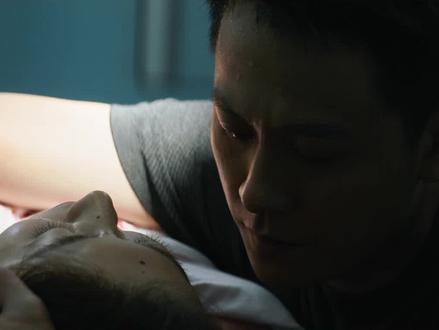 #通天塔开播 为救同伴,姜一然拼尽全力挡住歹徒直至牺牲,在此向每一位不顾危险挺身而出的民警致敬。#黄梦莹 #通天塔姜一然没等到求婚