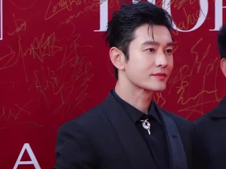曾回应被王鹤棣说埋半截,没想到晓明哥的回应却很高情商 黄晓明 曾回应被 王鹤棣 说埋半截,没想到晓明哥的回应却很高情商!#娱乐圈八卦 #娱乐评论大赏 @豆包 @抖音热点 @抖音娱乐