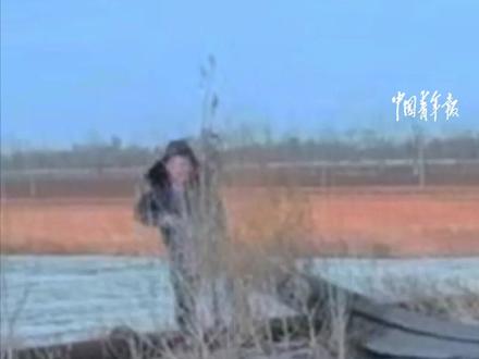 狐狸被困深坑,应急管理局、公安、消防合力救援。 @H~🎀