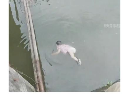 男子路过野塘发现溺水婴儿,第一时间下水捞起……#救人瞬间 #平凡英雄