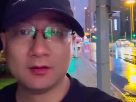 湖北大雨下疯了,刚才接娃路上遇到跑友摔跤。这种天气还是不跑步 #跑步治愈一切 #孝感雨天仍将持续 #孝感发布强对流黄色预警 #下雨天跑步也是一种快乐 #真实生活分享计划