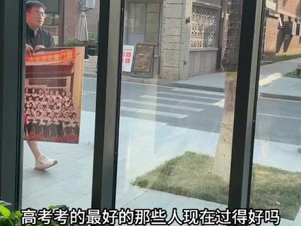 被大厂裁员后的他,没有沮丧,反而更自由地在飞翔。@Parachute达布溜 #高考 #vlog日常 #记录真实生活#吃辣就喝望山楂