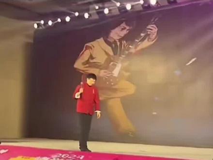 #张雪峰 #伍佰 的突然的自我应该是#80后 ktV必点曲目吧,保存一下吧找了好久