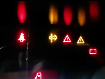 中国重汽豪沃轻卡,会发现有一个黄色故障灯常亮,国五发动机卡友经常称呼放屁灯。它说的是尿素系统,排气管系统故障,如果不处理,将会限扭#种草激励计划 #天猫双11降温服饰低至5折 #vivo旅拍神器 #劳保用品 #汽车用品大全