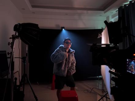 如何在小空间打出舞台光束,秒变采访布光
#智云M60Ultra #云烟精灵 #云之影烟雾机 #摄影布光 #摄影教程分享