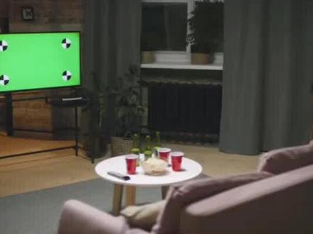 想不想用超大屏沉浸式看2026年世界杯?这场全球顶级赛事不仅能让球迷过足瘾,还悄悄带火了一个行业——电视面板!今天就来跟大家聊聊,世界杯背后的财经小机会~
先跟大家划重点:2026年美加墨世界杯筹备提速,赛事规模直接创历史之最!大家能想象吗?往届世界杯只有32支球队,这次直接扩容到48支,比赛场次从64场暴涨到104场,激增整整六十个百分点,赛事周期也从三十天延长到四十天 !从6月11日开幕到7月19日决赛,整整四十天的足球盛宴,是不是已经开始期待了?
这么大规模的赛事,最直接的影响就是大家的看球装备升级!权威机构奥维睿沃12月最新报告显示,北美、韩系等电视品牌已经提前备货,为明年世界杯促销做准备,中国品牌也在年底加大采购力度,带动面板需求持续回暖。这也让持续调整的电视面板市场迎来关键拐点——2025年12月,面板价格正式止跌企稳!其中32到43英寸面板价格直接持平,50英寸以上中大屏价格停止下跌,75英寸及以上超大屏甚至可能小幅上涨。对于想换电视的朋友来说,这是不是个值得关注的信号?
而在这场面板行业的回暖潮中,咱们国内的两大巨头早已站稳脚跟。2025年第三季度数据显示,京东方以二十七点七个百分点的全球市占率稳居第一,每四台电视面板就有一台来自京东方,同比还提升了一点七个百分点;TCL华星更是黑马,以二十四点七个百分点的市占率稳居第二,同比增幅高达三十二点二个百分点,拿下全行业第一。更值得一提的是,随着大家偏爱大屏看球,75英寸以上产品出货量保持两位数增长,Mini LED技术更是迎来爆发,增速达到八十二点九个百分点,而这正是京东方和TCL的核心优势领域。
简单总结一下:48支球队、104场比赛的超级世界杯,正在点燃全球电视换机需求,电视面板市场12月正式止跌企稳,后续有望回升。而京东方和TCL作为行业龙头,无疑会最先受益于这波需求红利。
#京东方 #tcl科技 #彩虹股份 #电视面板涨价 #世界杯概念股