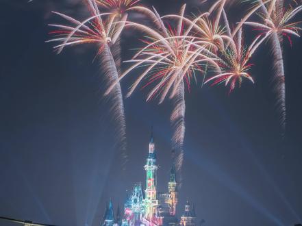 真不敢相信❗️竟然在上迪拍到人生烟花🎆 这大概是全网最平民的上迪烟花秀机位了吧😭
零下1度的天在桥上站了1h,只为拍下这一幕…
浏阳严选的七彩祥云在梦幻城堡上空绽放成花
这一刻,我好像找回了自己童年的梦想❗️
.
✅打卡攻略
📍拍摄地址
导航祥云桥,靠近城堡的这一侧
🕐拍摄时间
每天有2场奇幻光影烟花秀,20:00和21:15场,跨年当天有另外的主题大烟花,建议提前半个小时到达机位
.
📷出片tips
1️⃣由于是晚上暗光环境拍摄,桥面风大用大脚架保证画面稳定
2️⃣拍摄烟花参数建议快门1-5秒,iso100,光圈F8-11
3️⃣焦距建议300及以上长焦拍摄,以迪士尼城堡为中心构图,桥地平放画面1/3处
#我们的可颂时刻 #请你看不一样的烟花 #汇报我的年度人生机位 #迪士尼