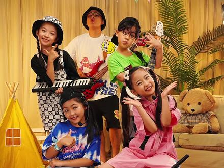 还有人记得这首歌吗?#土豆王国小乐队 #阳光男孩阳光女孩 #家有儿女@抖音小助手