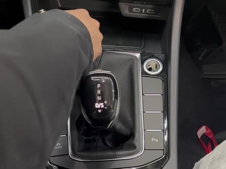 今天带大家看一下 #大众汽车 #速腾卓越 版本如何自己动手安装#无线充电 模块 这样就可以边用#无线carplay 边充电了 你学会了吗?#汽车人共创计划 #每天一个用车知识 #男人的玩具 #带你懂车 #用车知识 #撸车日常