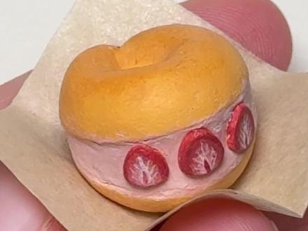 🛎️叮!再来一份草莓厚奶油贝果🥯 #手工 #石塑粘土 #粉笔