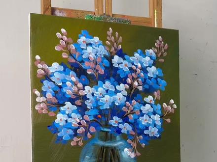 厚涂蓝花束!玻璃花瓶的通透感,治愈系丙烯画教程,家居装饰画 #原来画画如此简单 #创作者中心 #创作灵感 #装饰画 #丙烯画 @抖音创作灵感 @抖音创作小助手 @抖音小助手
谁能拒绝这瓶“会发光”的蓝花束啊!今天的厚涂丙烯画直接戳中审美~
先铺暗绿色背景(橄榄绿+一点点黑,刷出纹理更有质感),然后重点搞玻璃花瓶:用浅蓝+白铺底色,再叠深一点的蓝勾轮廓,点上高光瞬间就通透了!花束是灵魂——浅蓝+白画花瓣,深蓝压暗部,再用粉色点花苞,厚涂堆几层,花瓣直接“鼓”起来,掉在桌上的小花更添氛围感~
其实没那么复杂:蓝花就是白+群青(少加!),暗部加一丢丢紫;玻璃质感靠“高光+阴影”,随便点几笔就有那味儿。全程不用抠细节,堆颜料就行,干了摸起来像浮雕,发圈被问爆链接!
以前总觉得丙烯难,现在发现“厚涂+撞色”就是新手buff——暗背景衬得花更亮,堆料遮得住笔触,拿起笔就能造!
你们平时爱画什么花?评论区交出作品!