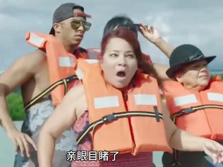 鲨鱼竟然向鲸鱼发起了攻击,鲸鱼这下危险了