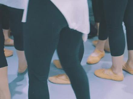 提问:#舞蹈生 为什么要这样疯狂的踩水呢?