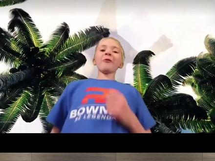 儿童做Tabata长高操的核心好处是高效刺激骨骼生长与快速提升核心力量,能在短时间内最大化运动效果,适配儿童注意力集中时间短的特点。
具体优势包括:
• 促进生长激素分泌:短时高强度的间歇训练,能有效刺激脑垂体分泌生长激素,为骨骼生长提供关键“动力”。
• 强化肌肉与骨骼支撑:动作多围绕跳跃、伸展展开,可增强下肢肌肉力量,为骨骼发育提供更好的支撑和保护,预防含胸驼背影响身高。
• 提升运动效率:每组仅4分钟,无需长时间坚持,能轻松融入日常,避免儿童因运动耗时久而产生抵触情绪。
• 增强心肺功能:间歇式的“高强度运动+短暂休息”模式,能高效锻炼心肺,提升儿童整体身体素质,为生长发育打下好基础。
#居家健身 #儿童长高操 #追高 #儿童tabata #强烈推荐