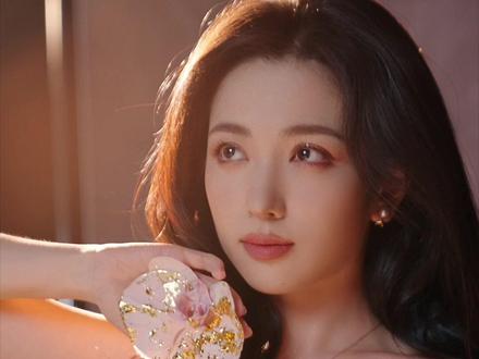 一次惊喜的新年流光妆探班拍摄,一次关于“角色与妆容”的即兴对谈改妆。#你的2026新年流光妆请查收