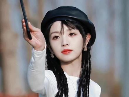 田曦薇多股辫加贝雷帽春日造型,妥妥的气质美女,拳击辫真的是超减龄的说,又飒又美的明星同款发型。#明星同款发型 #田曦薇是甜妹中的天花板吧 #田曦薇 #手残党也能学会的发型 #扎发教程