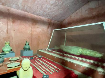 古墓中出土一件金缕玉衣,价值1个亿,墓主人有120个儿子 #满城汉墓 #中山靖王墓 #古墓 #考古 #盗墓