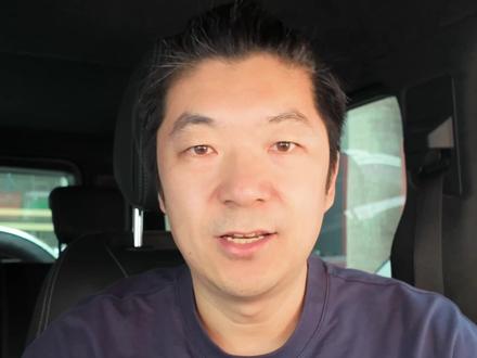 小米 17Ultra 徕卡版值不值?红标 + 变焦环实测 加价 1000 块冲的小米 17Ultra 徕卡版,今天实测给大家看👇
实体徕卡红标直接焊在机身上,金属篆刻的质感摸起来就很 “徕卡”!
那个大师变焦环是真的香 —— 拧一下息屏秒进相机,拍的时候调参数、切滤镜都能盲操作,机械阻尼感直接拉满📸
试了徕卡一瞬模式,M3 的黑白高反差和 M9 的 CCD 色彩,随手拍都有那味儿!
(视频内附 实拍样图)
#小米17Ultra徕卡版 #数码测评 #影像旗舰