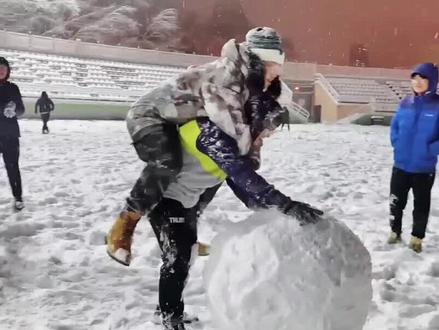 #雪原双子 #行为艺术 #快乐源泉 一整个就是和钧宝cos下努努和特朗普。
