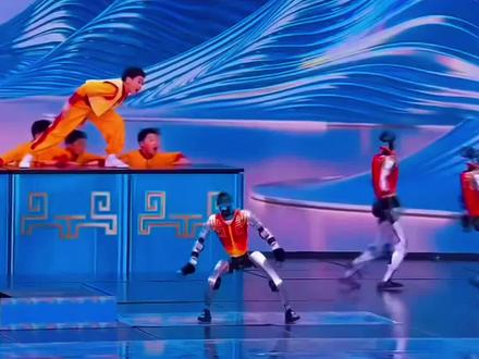 马年春晚《武BOT》震撼全球!科技与文化完美融合 马年春晚《武BOT》震撼全球!科技与文化完美融合春晚《武BOT》节目,简直是科技与传统文化的完美融合!🎭 20余台人形机器人组成的方阵,以每秒3.5米的速度奔跑,队形变换同步误差仅0.01秒,这精度,比专业足球队还牛!👏最震撼的鲤鱼打挺三连翻,机器人借助弹射装置跃至2.5米高空,连续完成前滚翻、侧翻和后翻,落地时双脚受力误差控制在3%以内,日本专家都惊叹其动态平衡算法超越人类体操冠军!🏆节目的亮点在于将意外转化为艺术,原本的程序错误被工程师巧妙设计为醉拳桥段,机器人手持酒葫芦踉跄跌倒后,以0.3秒反应时间完成鲤鱼打挺。法国《世界报》称这一设计“让金属躯体拥有了武侠片的诗意灵魂”。🎬与河南塔沟武校少年的对练环节更展现科技温度,机器人不仅能精准接住旋转飞来的棍棒,更能通过3D激光雷达实现“四两拨千斤”的太极推手。🥋技术突破背后是上亿次虚拟训练的积累。每台机器人搭载的强化学习系统,使其在数字世界中不断优化动作路径。总控台的分布式计算网络实时监控所有机器人的空间坐标,确保184个高难度动作与音乐节拍误差小于0.1秒机器人武侠#话题在Twitter收获120万讨论。美国武术教练Mike Chen的感慨道出观众心声:“当机器人抱拳行礼时,我看到的是五千年武术文化与前沿科技的世纪握手#春晚 #武BOT #机器人表演 #中国智造