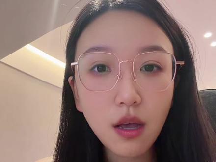 再谈谈塔罗师们应该做些什么 我会把“尊重”分成两层看。
第一层,是作为人的基本尊重。这个不应该因为一个人无知、粗鄙、认知低,就被取消。你可以不认同她,不喜欢她,甚至不跟她来往,但不代表你可以羞辱她、践踏她、把她当成低等的人。
第二层,是对一个人观点、能力和行为的认可。这个不是人人都配得上的。一个人如果长期胡搅蛮缠、恶意攻击、不讲事实、不听逻辑,那她的观点当然不值得被认真对待,她的行为也不值得被纵容。
所以问题不在于“无知粗鄙的人值不值得尊重”,而在于:我们到底在说哪一种尊重。
我可以尊重你作为一个人的基本权利,但我不一定要尊重你的观点。
我可以不羞辱你,但我也没有义务陪你争辩。
我可以保持礼貌,但我也可以选择远离。
很多人会把“尊重”理解成:你必须认可我、顺着我、不能指出我的问题。这个不叫尊重,这叫索要特权。
真正成熟的尊重,是我不把你踩到尘埃里,也不把自己拖进烂泥里。
遇到认知差距太大、沟通成本太高的人,不必用轻蔑证明自己更高级,也不必用耐心消耗自己。
保持基本体面,然后停止无效对话。
这就够了。
#塔罗牌 #残雪cloris #华塔 #CTRA