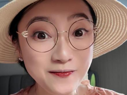 当儿媳想睡懒觉,一招就给闽南妈妈拿下 #闽南妈妈 #闽南 #一人分饰多角 #搞笑 #小树美水光精华口红