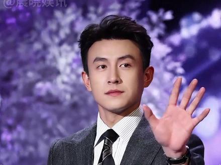 狐家2025年时尚盛典这一夜,实力破圈登顶、英雄不问出处,在又一次受邀长剧活动的刘萧旭身上展现的淋漓尽致#刘萧旭 #王格格 #向佐 #娱乐评论大赏 #内容启发搜索