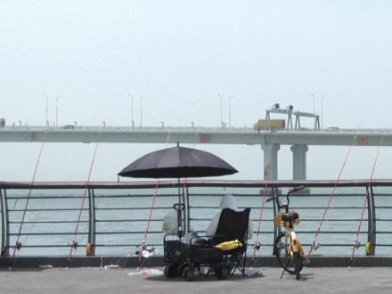 为保护深圳湾的生态环境和生物多样性,广东省农业农村厅将深圳湾海域禁渔区的有效期延长至2029年4月30日。但近期《今日关注》记者多次发现深圳湾禁渔区域竟成海钓“一条街”。深圳湾公园管理处称,他们没有权利执法,只能劝导。而深圳海洋综合执法部门有关工作人员也表示,当前法律法规并未明确休闲垂钓是否属于捕捞,因此他们也面临无法可执的窘态,此前他们曾多次联合公园管理方尝试劝导,但效果甚微。目前,他们已向上级部门反馈,尝试探索立法。(广东台记者 蒋弘业)