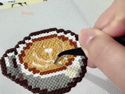 拼豆还能做咖啡拉花?!原创老师:@我草莓招了
图纸老师🍠@Allizzwell
#拼豆 #拼豆豆 #手工 #拼豆教程 #拼豆咖啡拉花