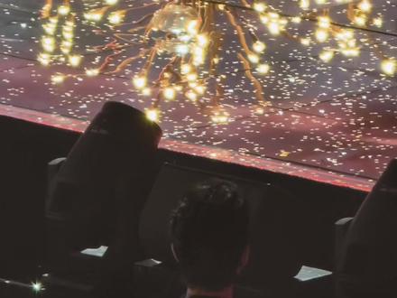 发一个领奖完整版~ 恭喜肖战获得SMG视帝,实至名归!! 看到现场才能直观感受到他有多么得一枝独秀,颜值,气质和素养都无可挑剔!!!#肖战 #品质盛典