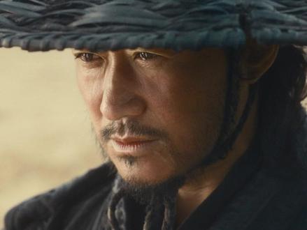 【如花】深度锐评《镖人:风起大漠》,吴京的口碑不灵了?! #武侠电影 《镖人:风起大漠》已经上映5天了
然而国内票房仍然没有突破6亿元
所以我就电影剧情、主观感受具体讲一讲
这部由袁和平执导、吴京领衔主演
投资高达7亿的漫改武侠大片
明明口碑很不错,为啥就是不卖座呢?#镖人风起大漠 #新片速递 #吴京