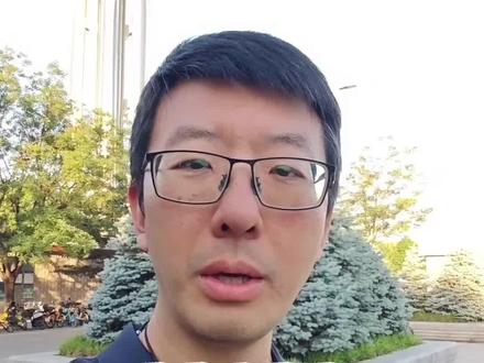 华为韬定律新魔法?老办法? 华为前几天发布了一个芯片领域的“韬定律”。 我看了一圈视频 有人说它颠覆摩尔定律,有人说它绕开光刻机,有人说中国芯片从此换道超车。越看越懵。 我只好自己把论文下下来读。 读完之后,我的理解很简单:韬定律不是什么凭空冒出来的新技术,它更像是华为对过去几年芯片行业方法论,和自己工程实践的一次总结。#人工智能 #韬定律 #华为